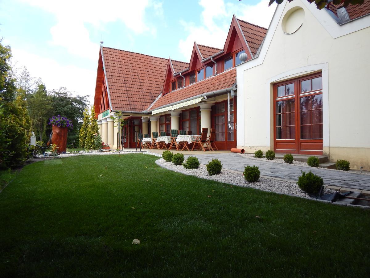 Juniperus Park Hotel Kecskemet Exterior photo